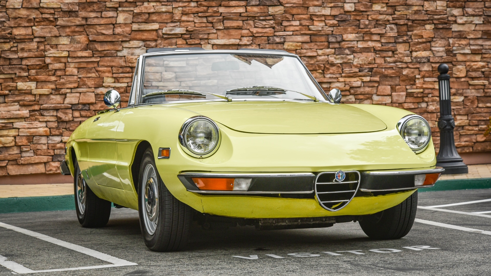 Желтый ретро автомобиль альфа ромео