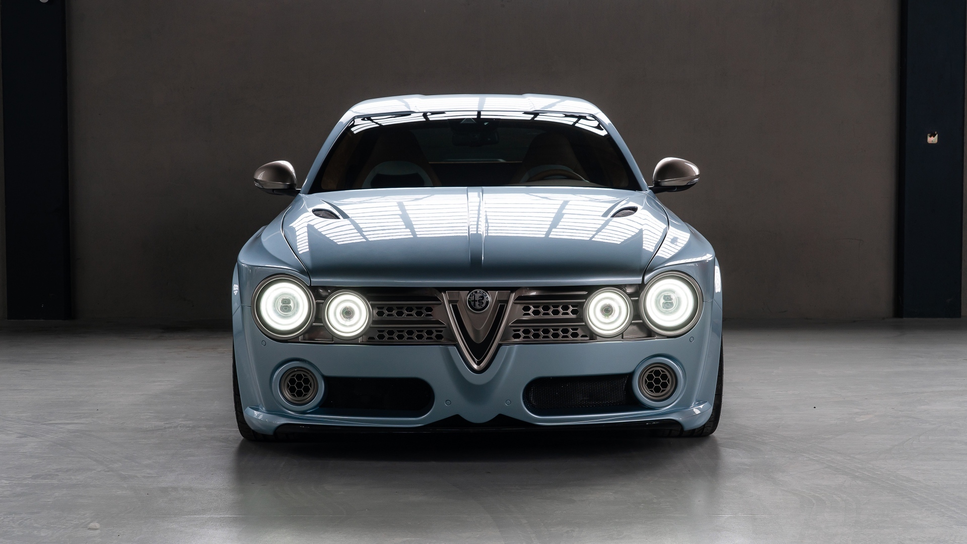 Вид спереди на автомобиль Alfa Romeo