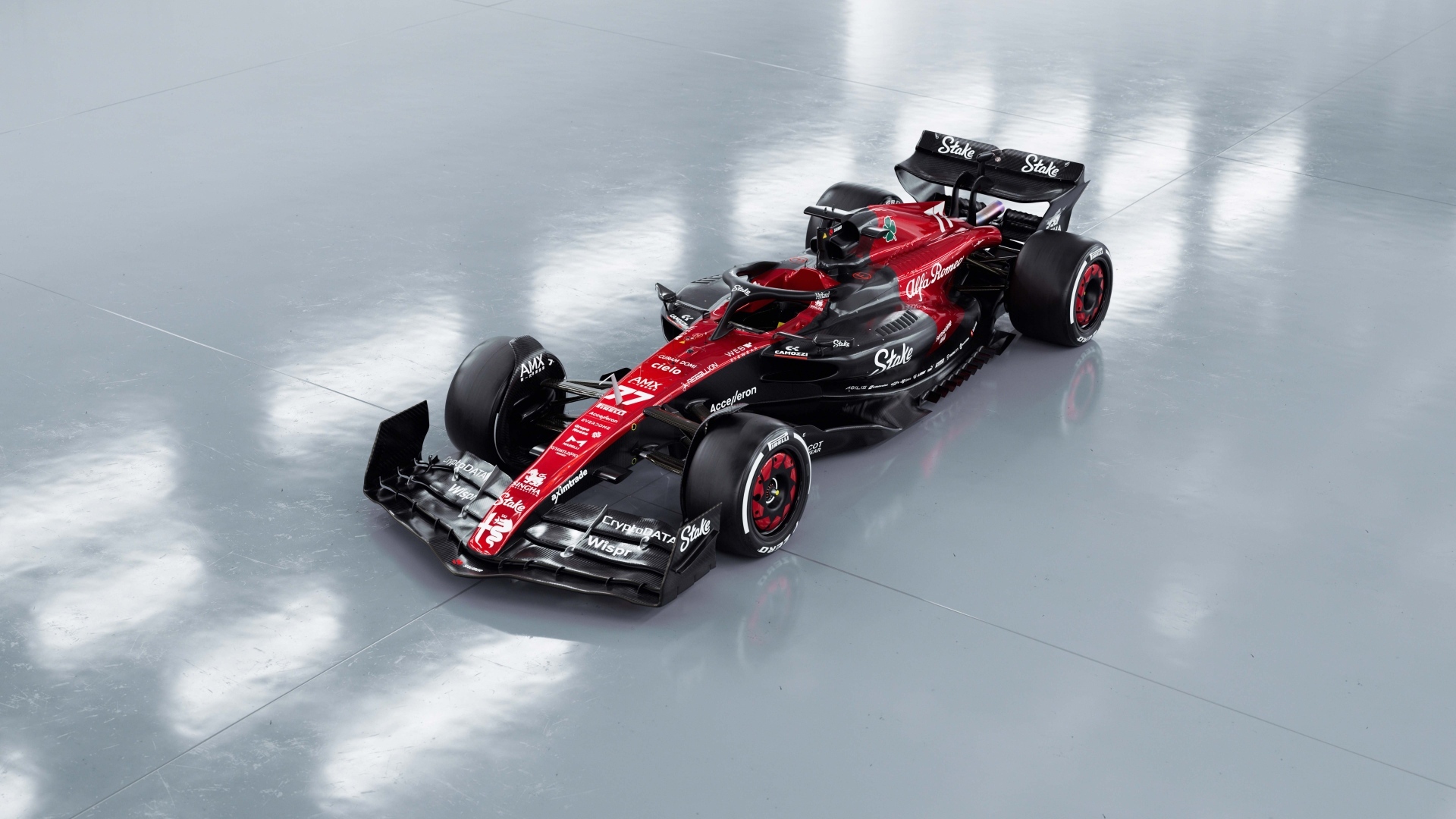 Гоночный автомобиль Alfa Romeo C43 F1 2023 на сером фоне