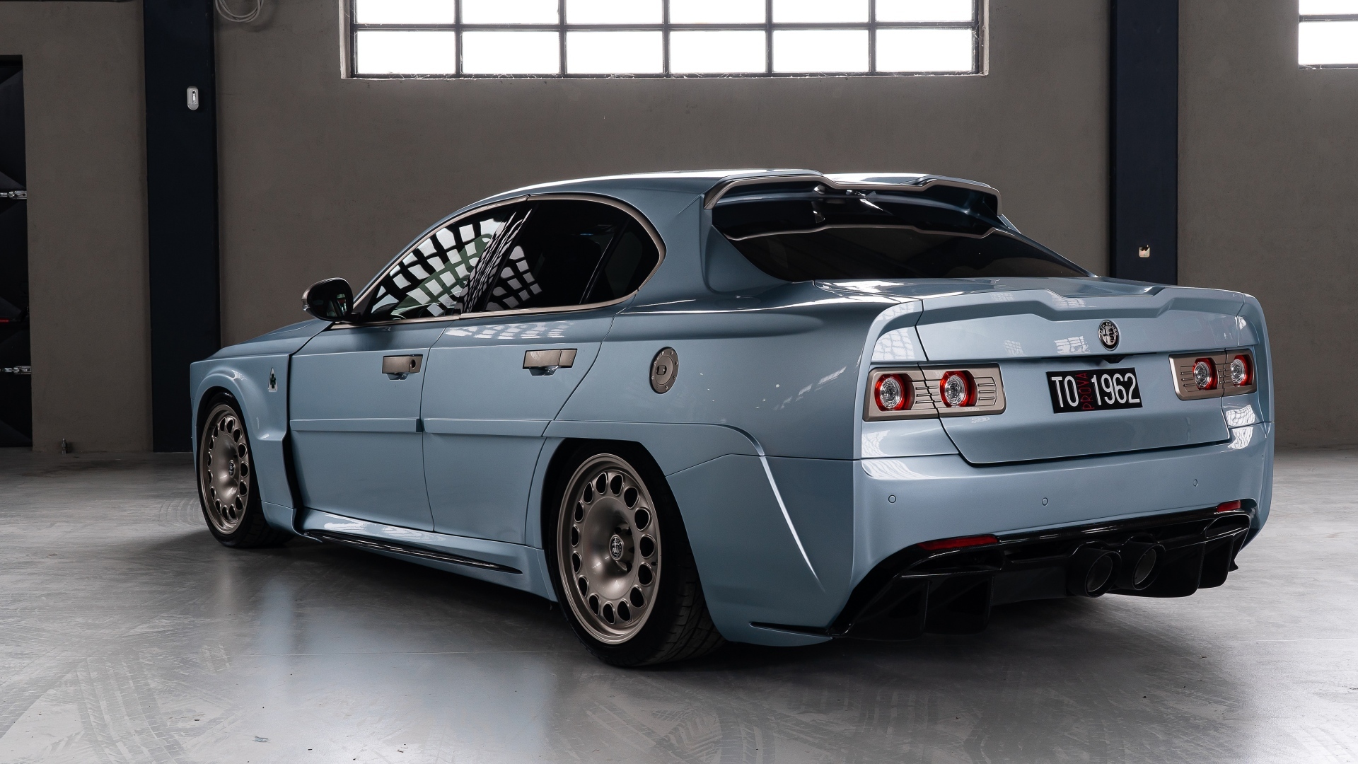 Вид сзади на серый автомобиль Alfa Romeo