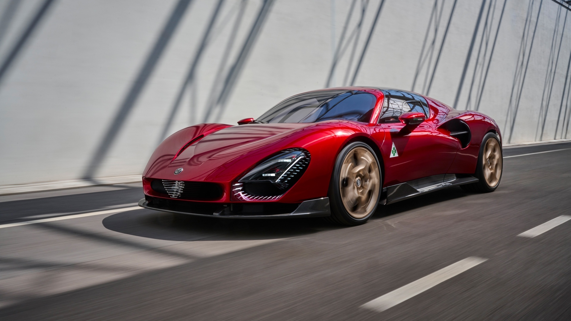Красный  Alfa Romeo 33 Stradale 2024 года на фоне серой стены
