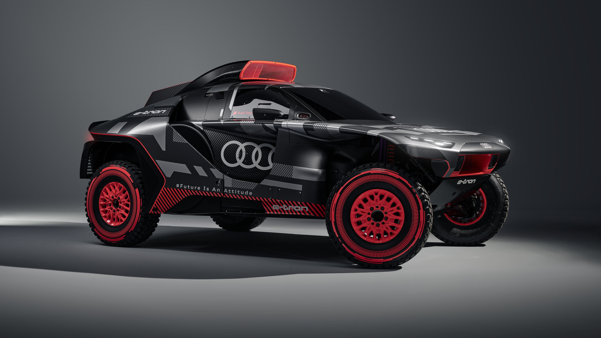 Внедорожник Audi RS Q E-Tron 2023 года на сером фоне