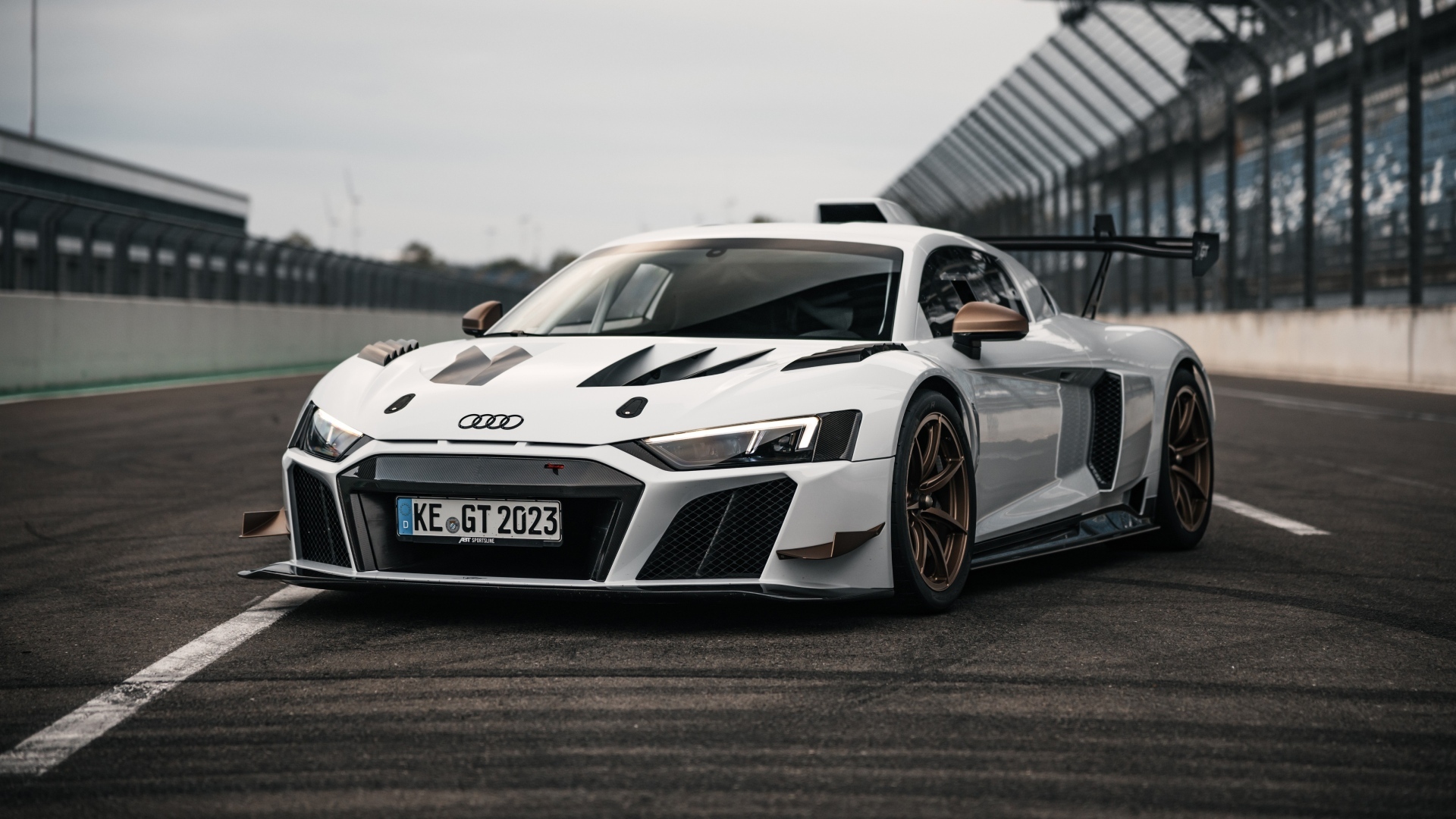Автомобиль ABT Sportsline XGT Audi R8 LMS GT2 на стадионе