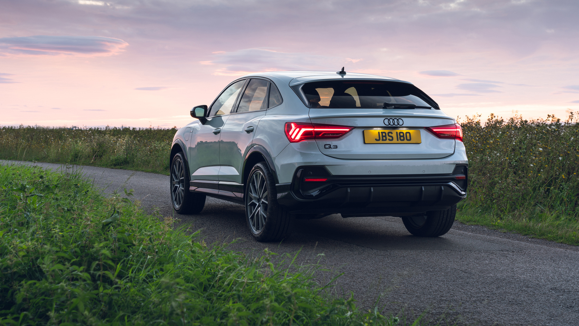 Автомобиль Audi Q3, 2021 года вид сзади