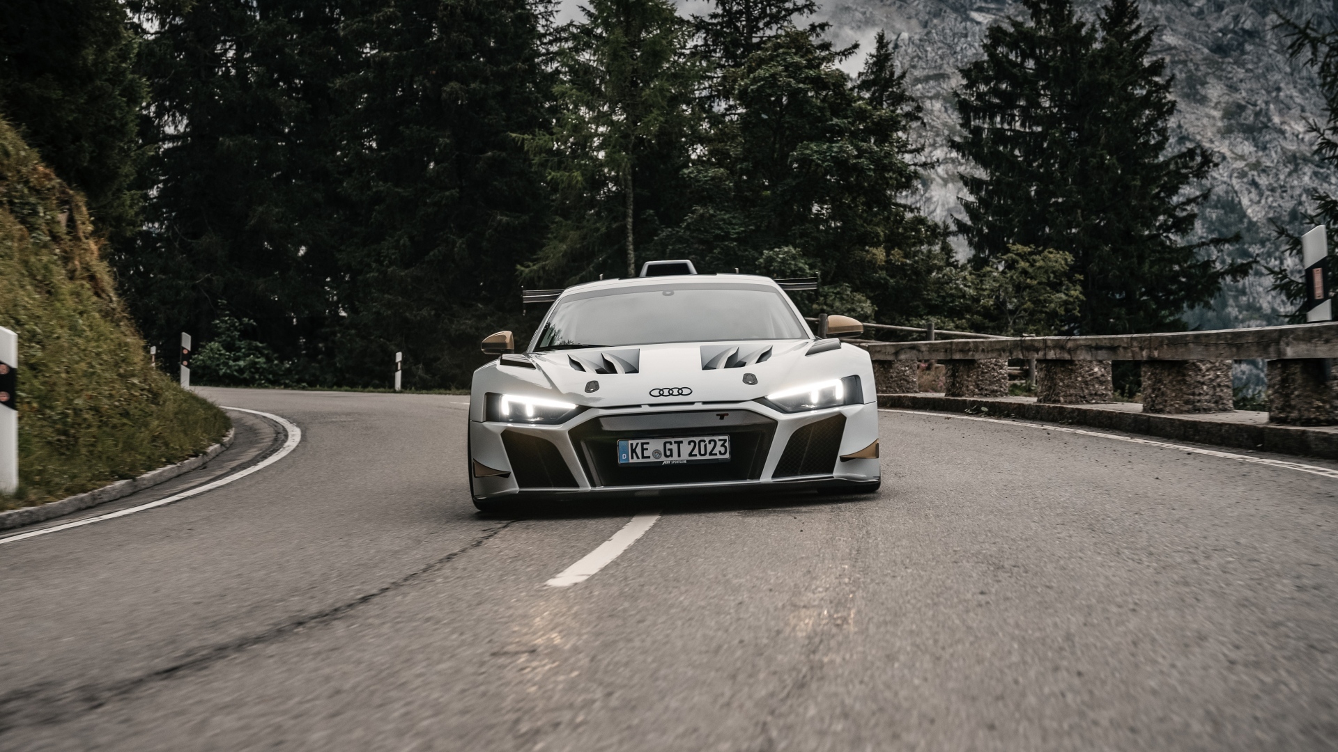 Вид спереди на автомобиль ABT Sportsline XGT Audi R8 LMS GT2