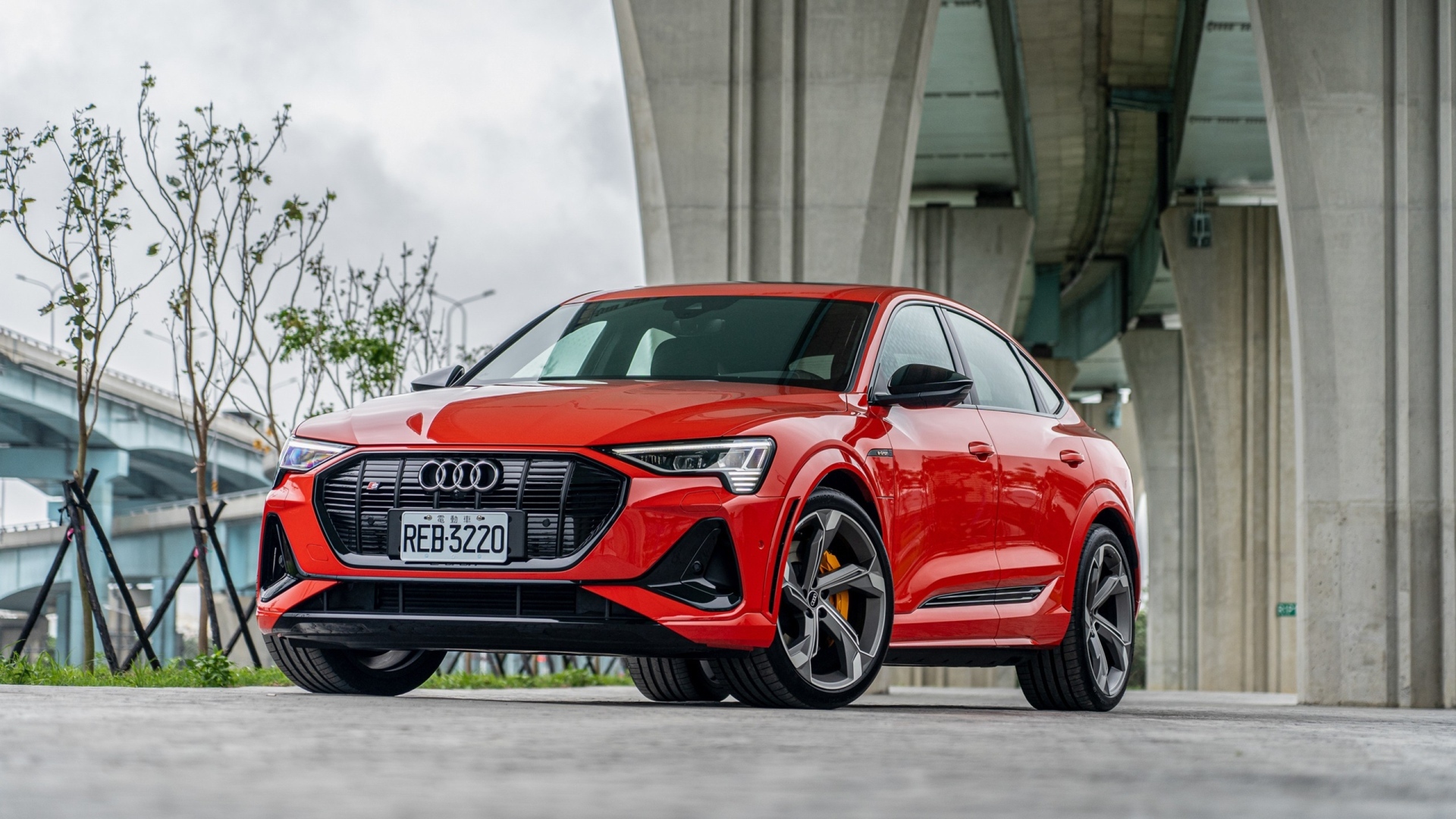 Красный автомобиль Audi E-Tron S Sportback