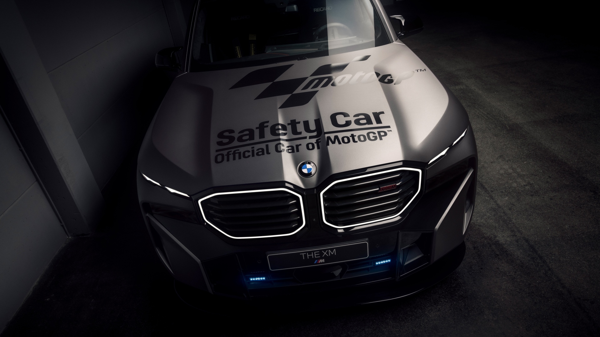 Автомобиль BMW XM Label Red MotoGP Safety Car 2024 года