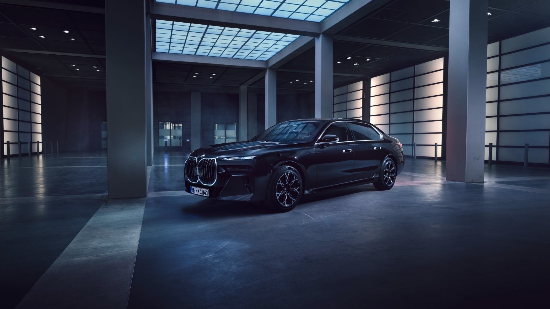 Автомобиль BMW 760i XDrive Protection в здании