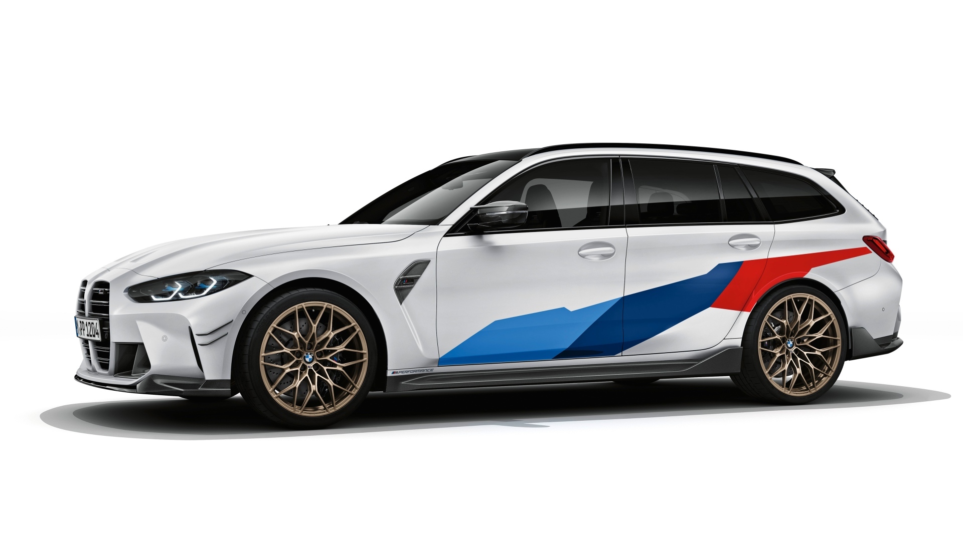 Автомобиль BMW M3 на белом фоне