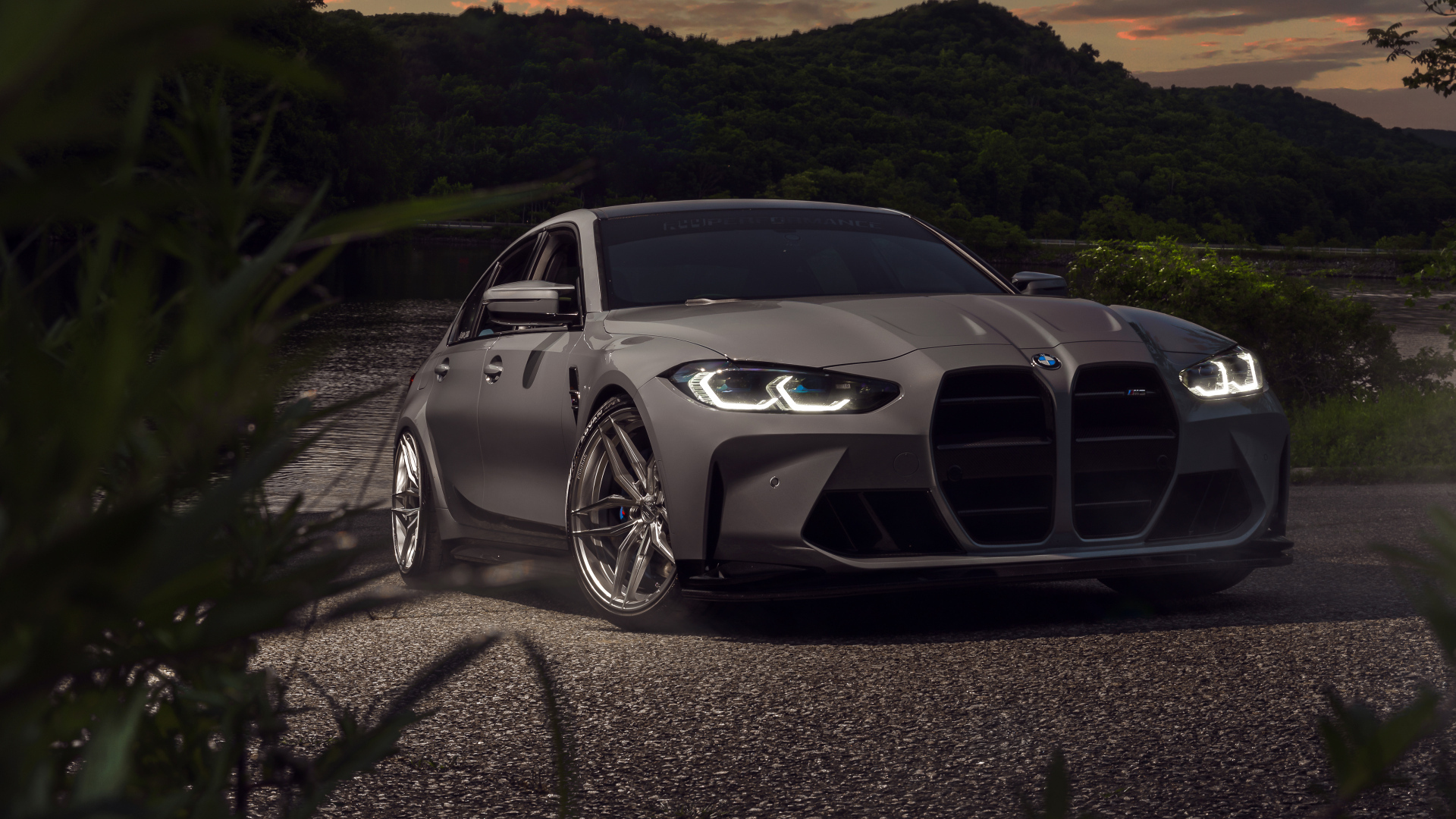 Автомобиль BMW M3 стоит у воды