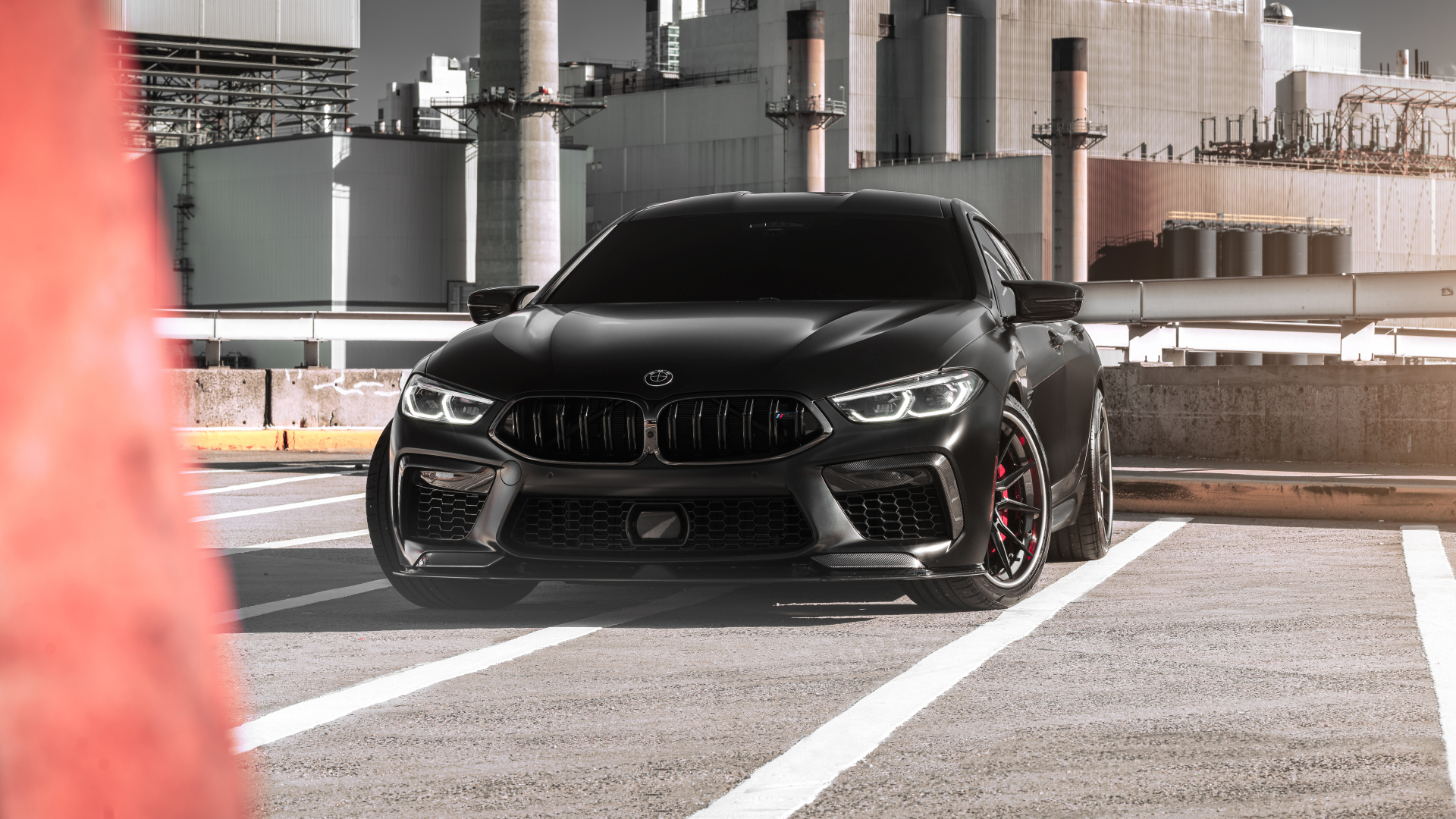 Автомобиль BMW M8 у старого завода