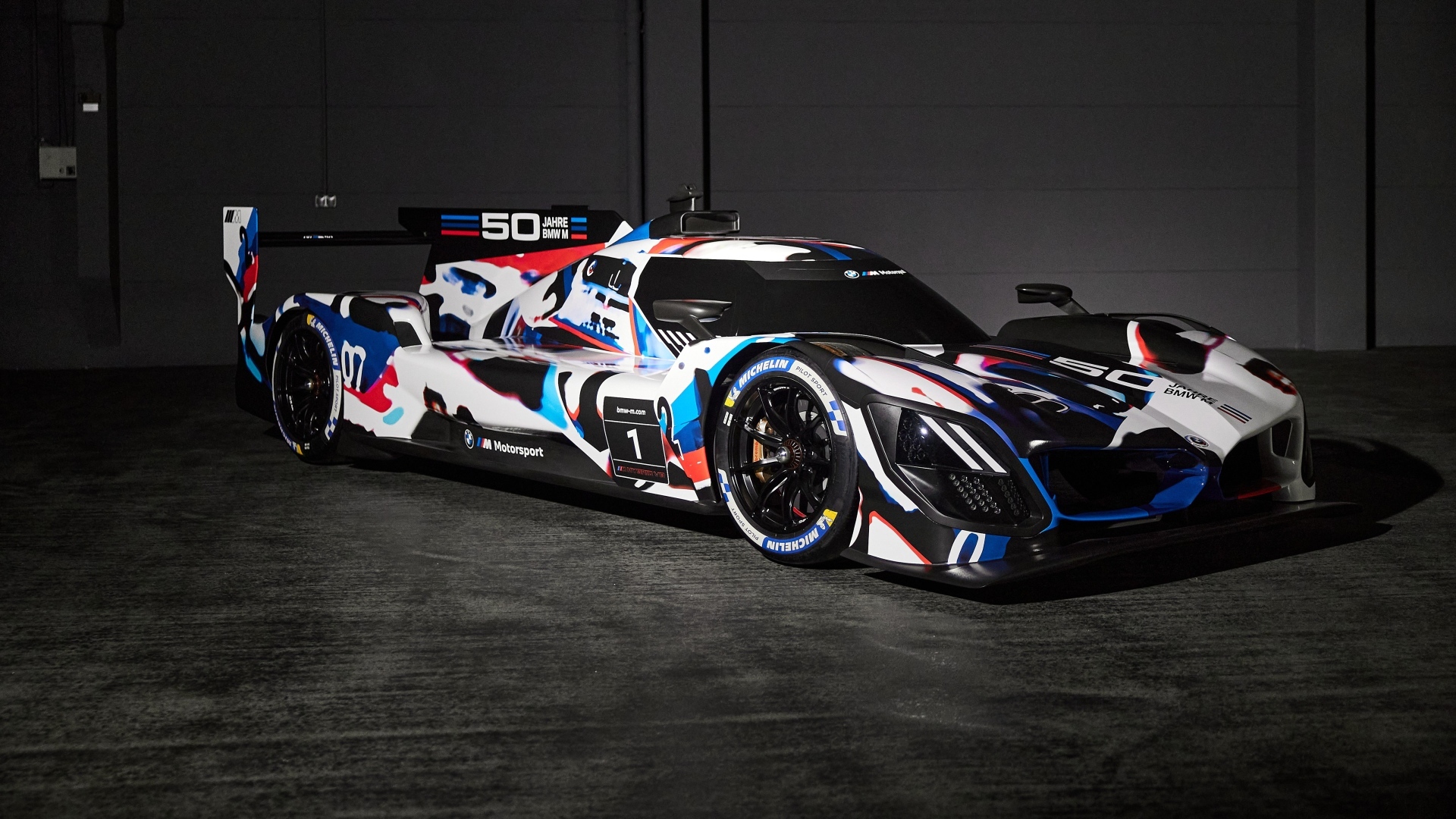 Красивый гоночный автомобиль BMW M Hybrid V8