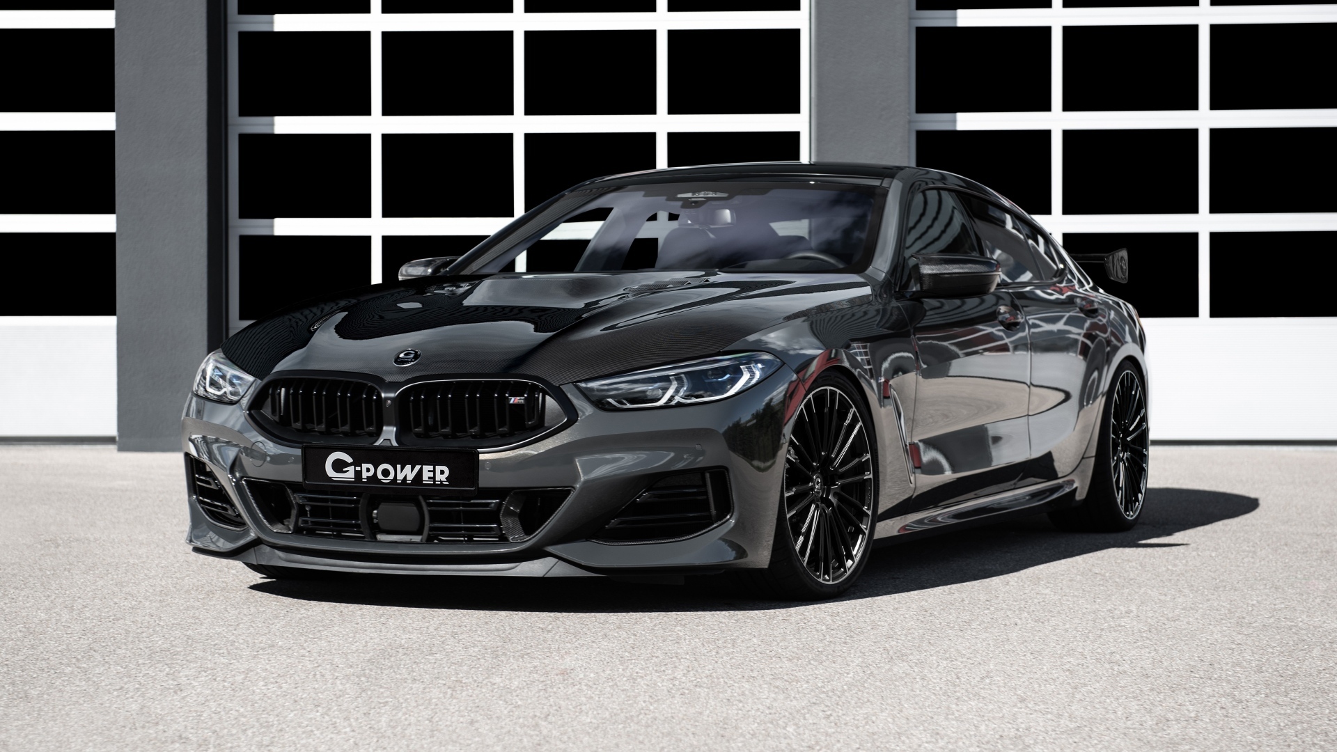 Черный автомобиль BMW M850i XDrive