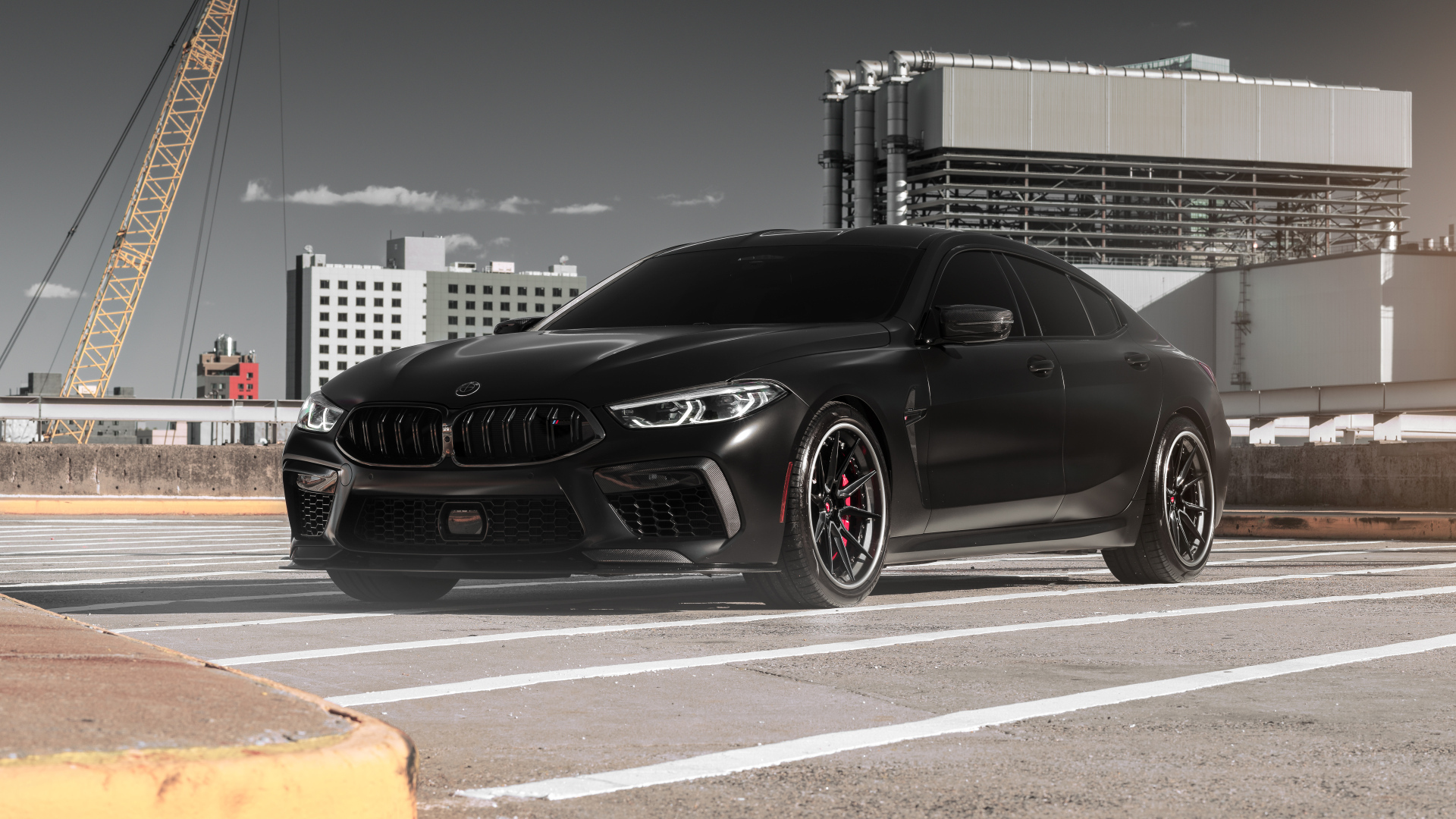 Черный автомобиль BMW M8 на стройке