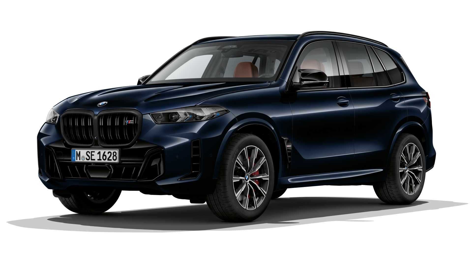 Черный автомобиль BMW X5 M60i Protection VR6 2023 года на белом фоне