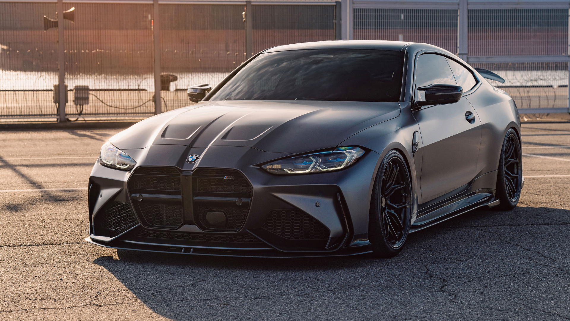 Дорогой черный автомобиль BMW M4