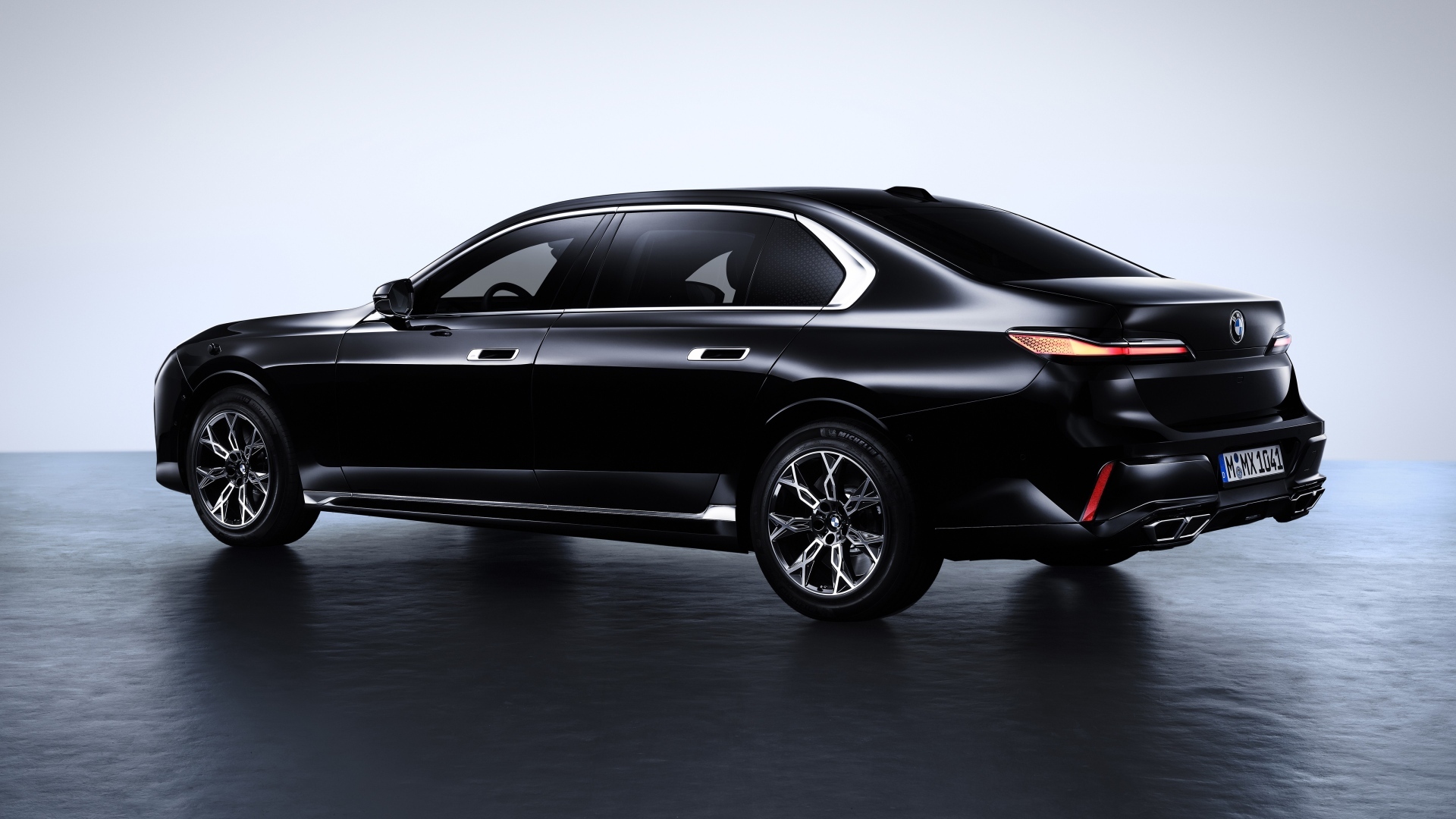 Вид сзади на автомобиль BMW 760i XDrive Protection