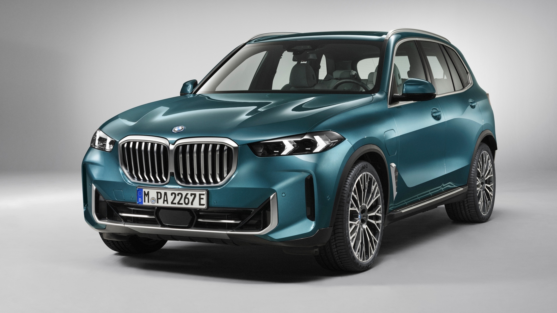 Внедорожник BMW X5 XDrive 50i 2023 на черном фоне