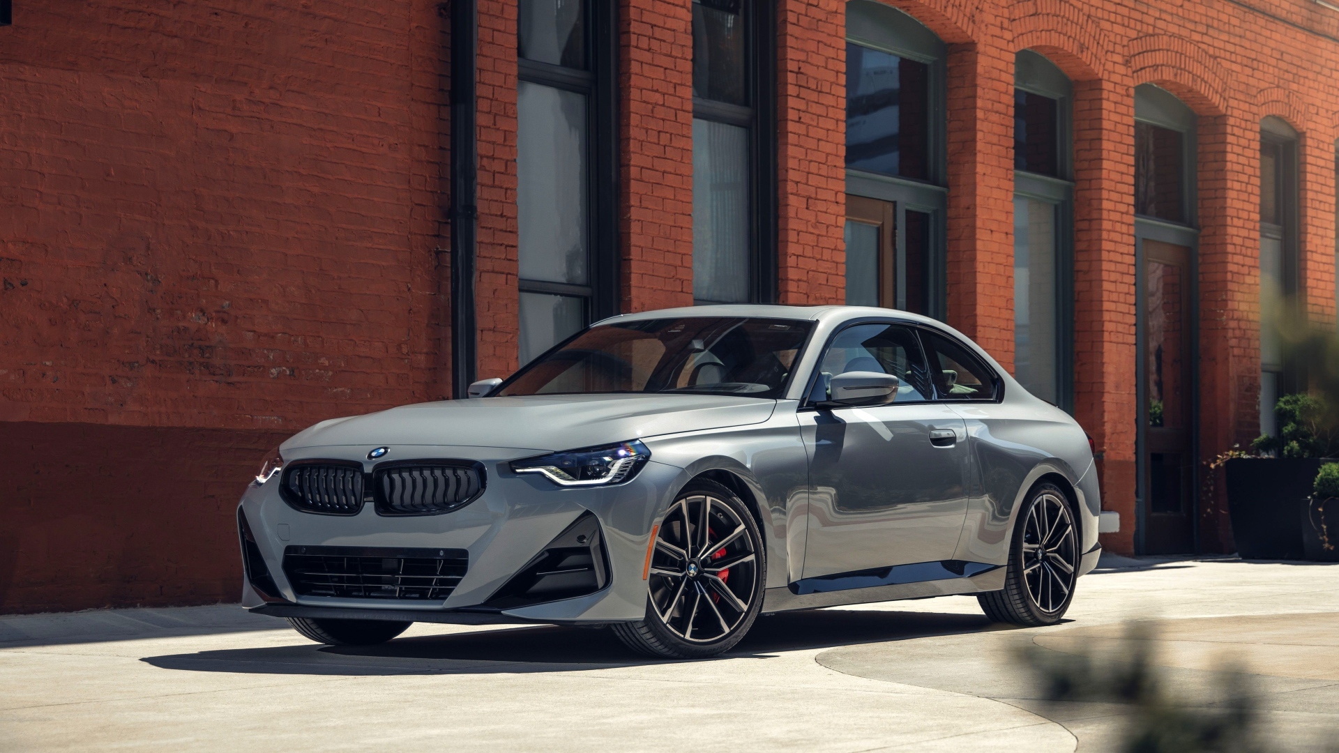 Серебристый автомобиль BMW 230i Coupé M Sport