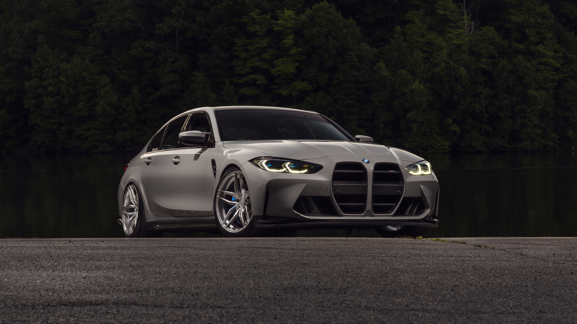 Серебристый BMW M3  на дороге