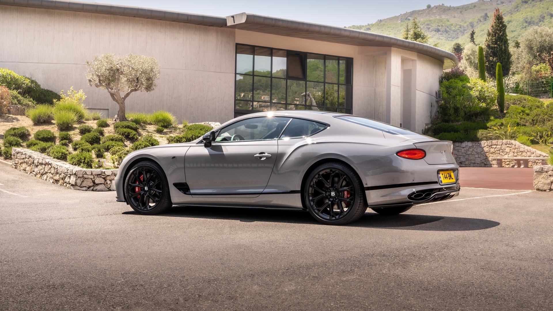 Автомобиль Bentley Continental GT S 2022 года вид сзади