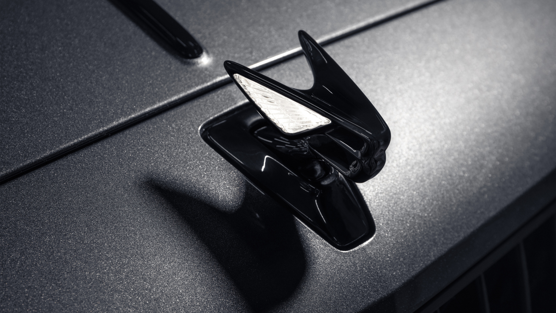 Фирменный знак автомобиля Bentley Flying Spur Hybrid The Surgeon 2022