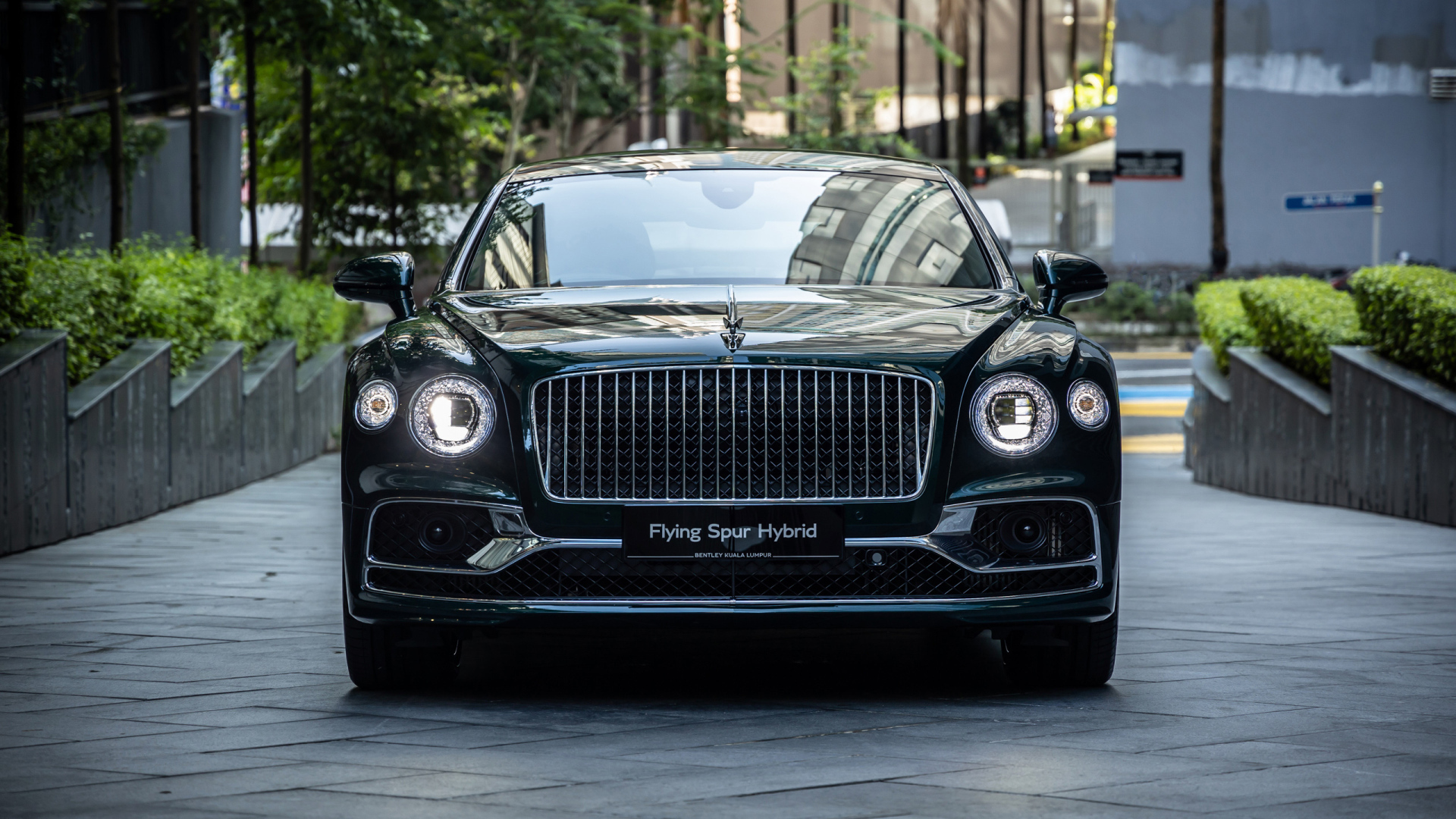 Автомобиль Bentley Flying Spur Hybrid 2023 года вид спереди