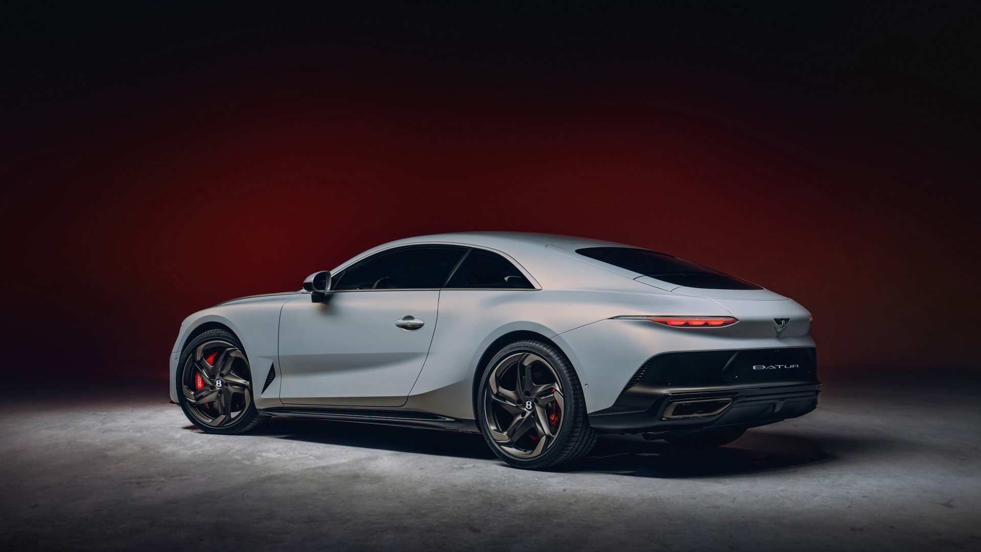 Автомобиль Bentley Mulliner Batur 2023 года вид сзади