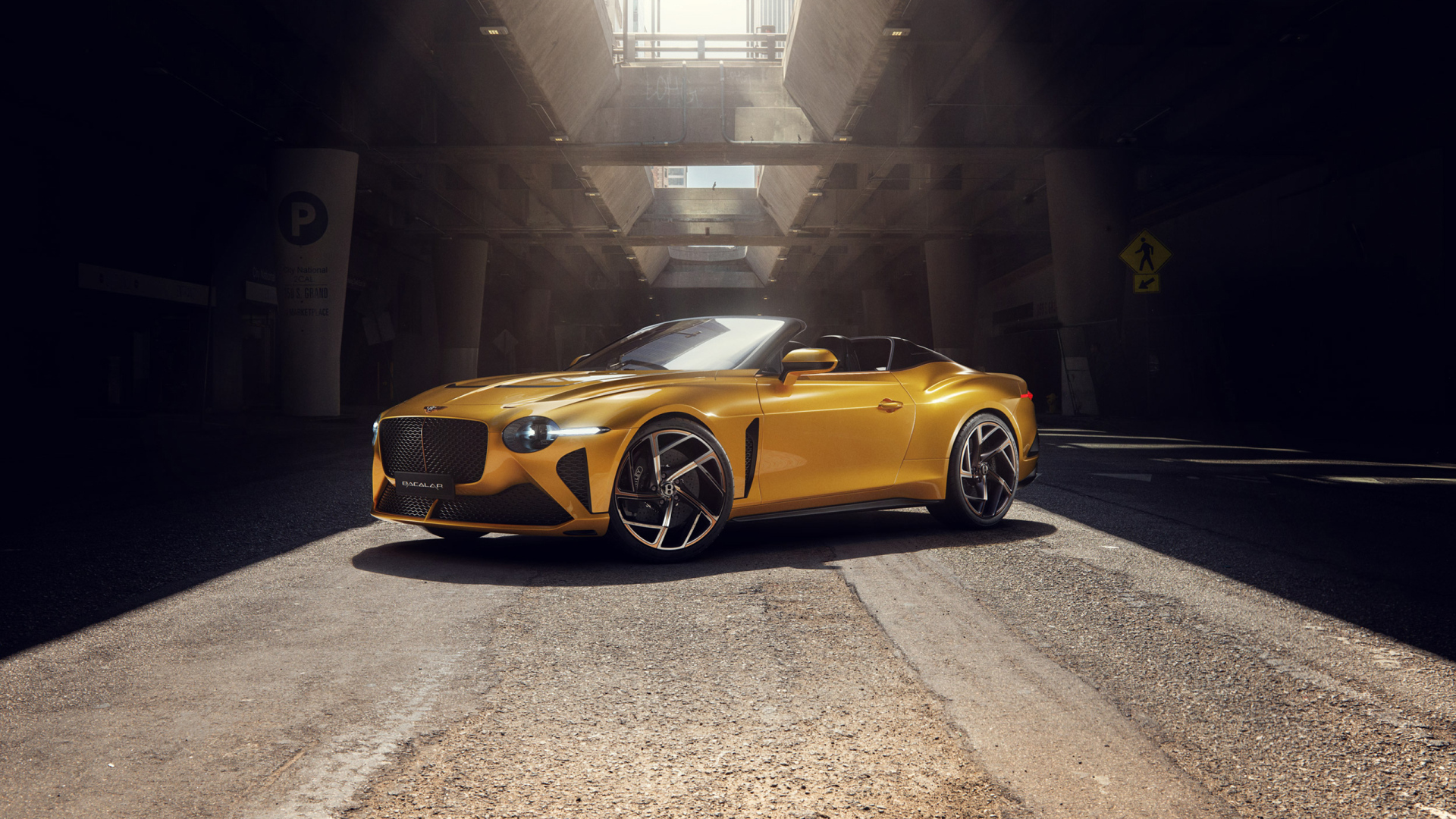 Красивый золотистый автомобиль Bentley Bacalar