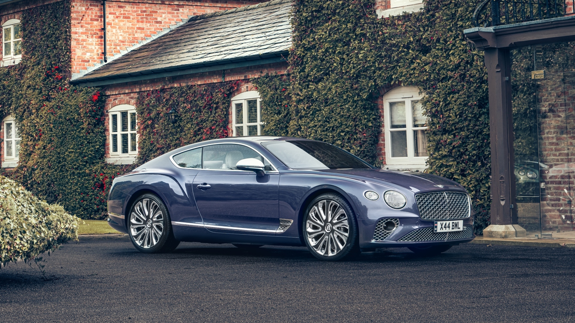 Автомобиль Bentley Continental GT Mulliner у дома