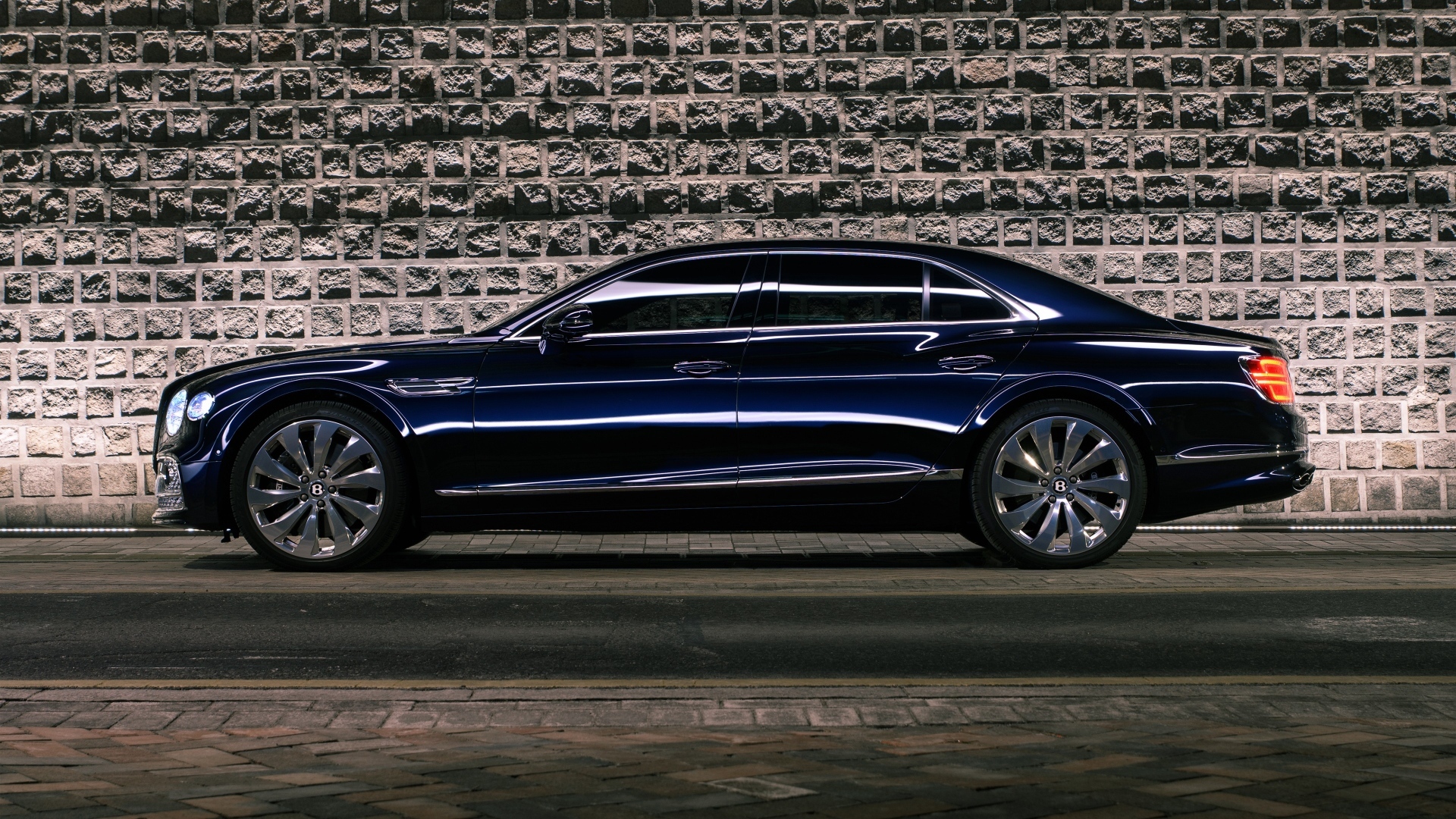 Автомобиль Bentley Flying Spur V8 вид сбоку