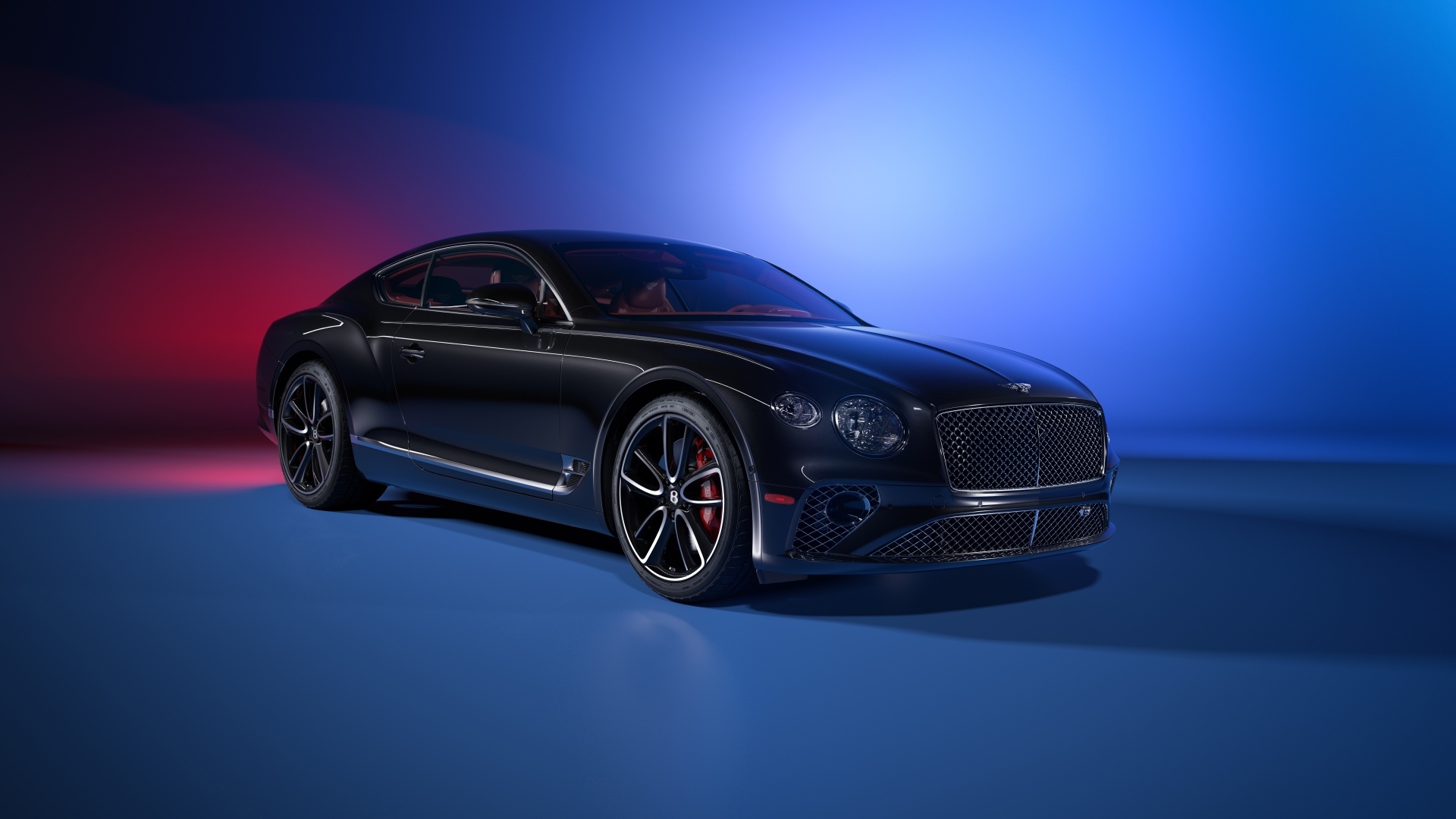 Черный автомобиль Bentley Continental GT на синем фоне