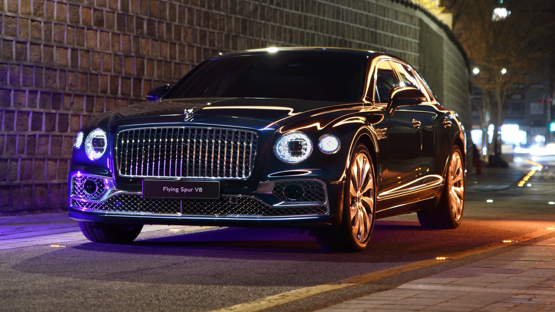 Черный автомобиль Bentley Flying Spur V8