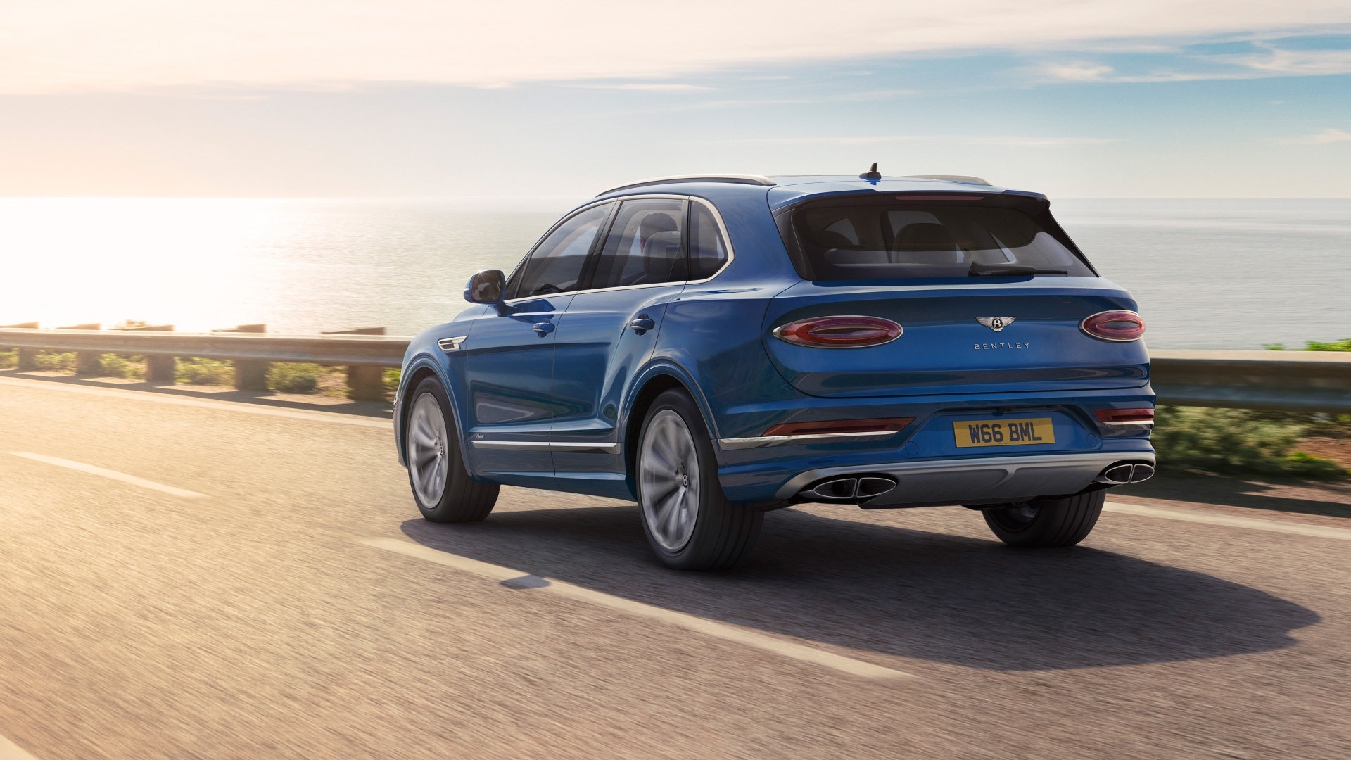 Синий внедорожник Bentley Bentayga Azure вид сзади