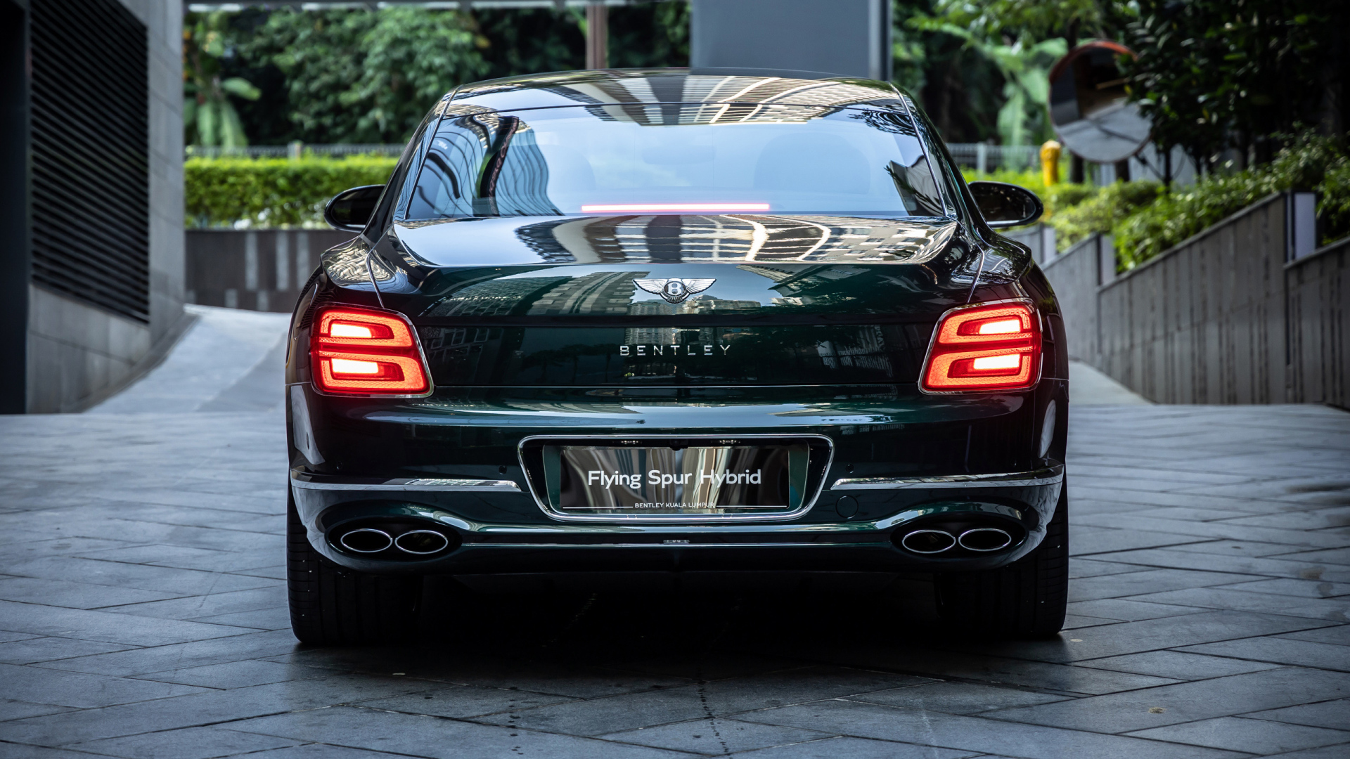 Автомобиль Bentley Flying Spur Hybrid 2023 вид сзади