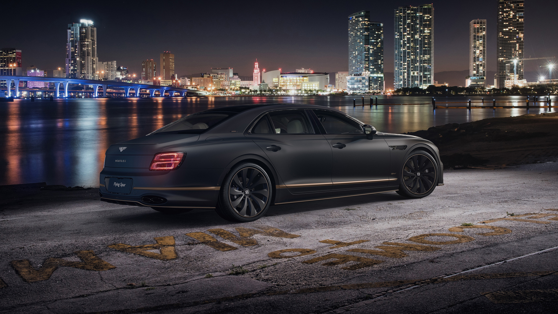 Автомобиль Bentley Flying Spur Hybrid The Surgeon 2022 на фоне города