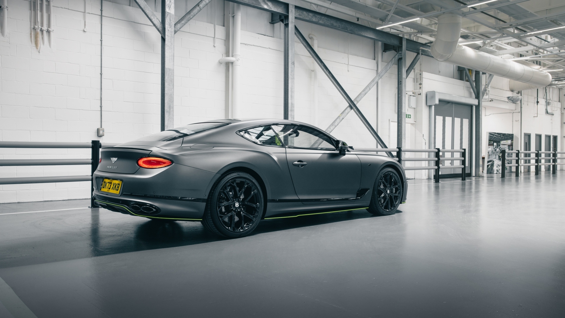 Вид сзади на автомобиль Bentley Continental GT V8 S