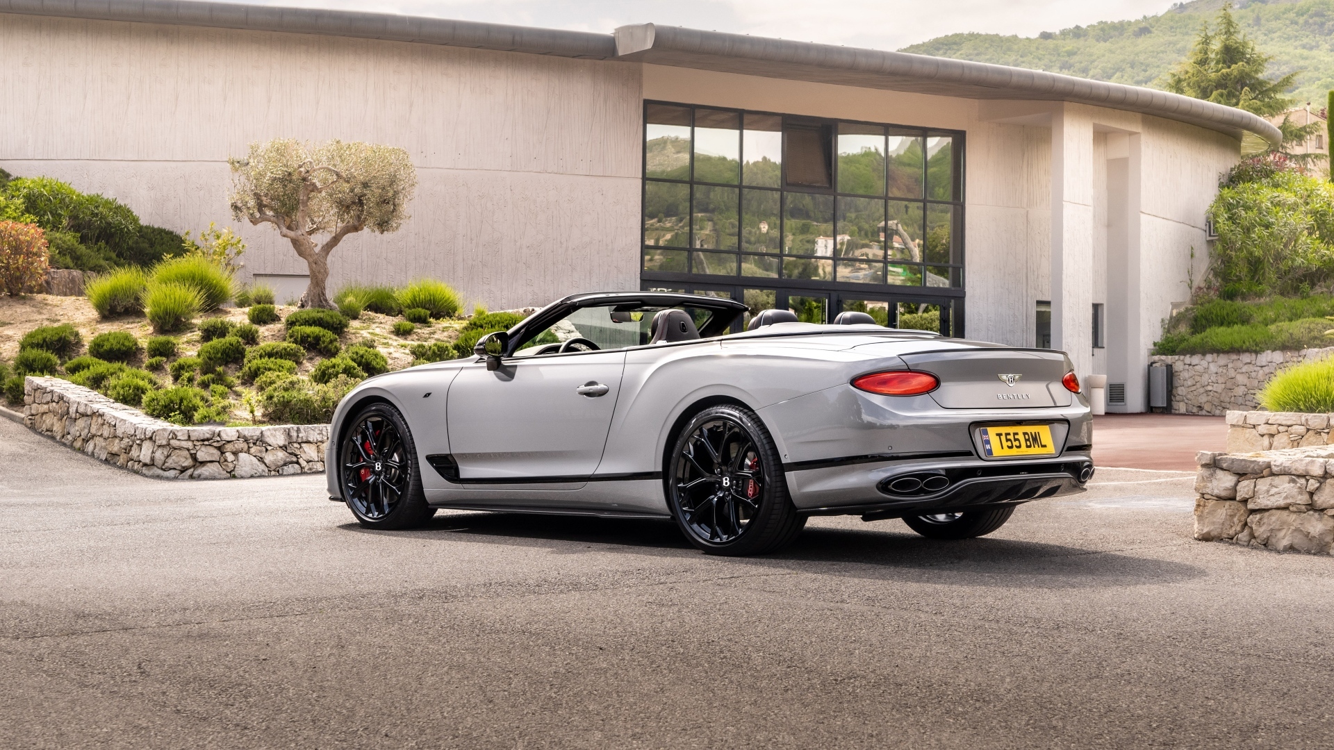 Серебристый кабриолет  Bentley Continental GT S