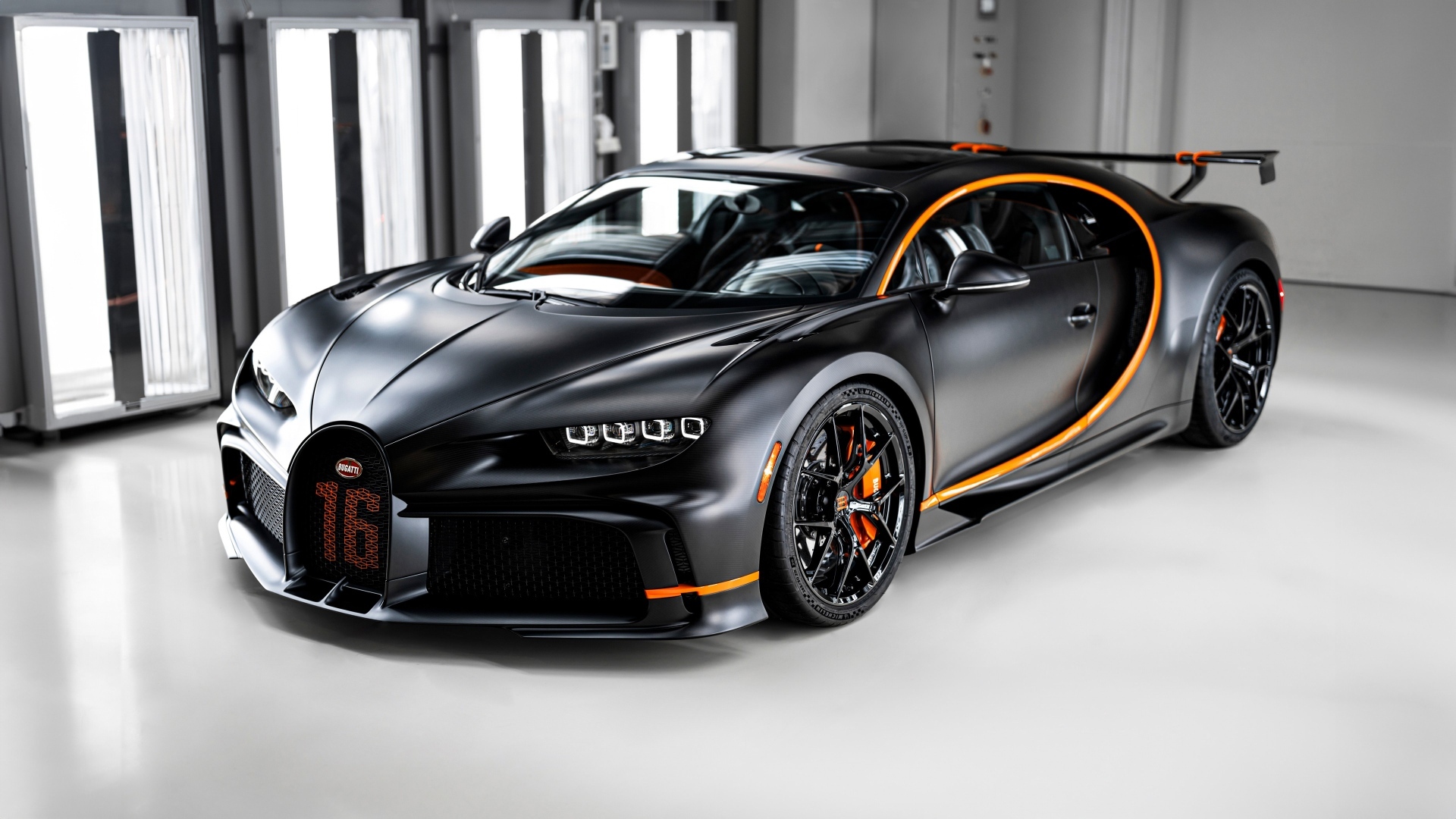 Быстрый автомобиль Bugatti Chiron Pur Sport