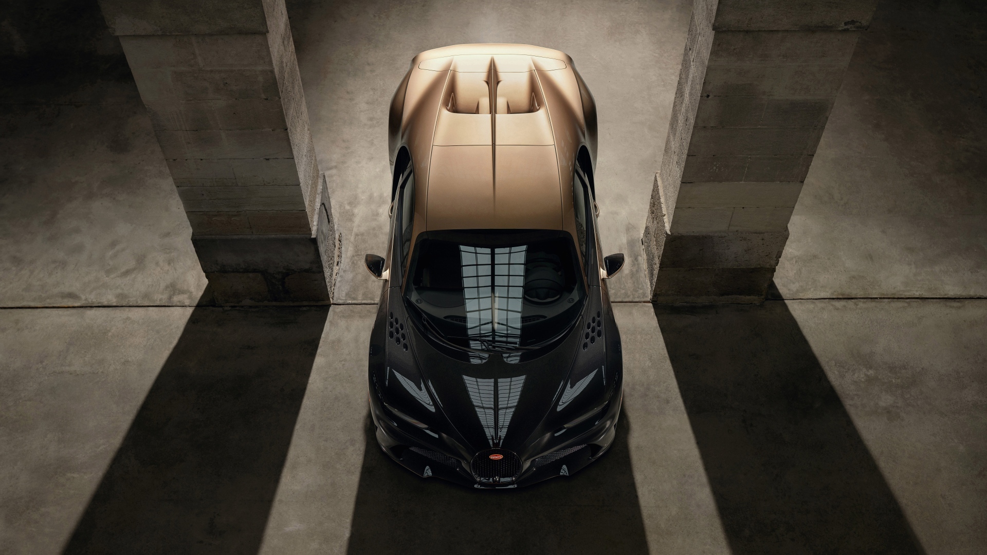 Вид сверху на быстрый автомобиль Bugatti Chiron