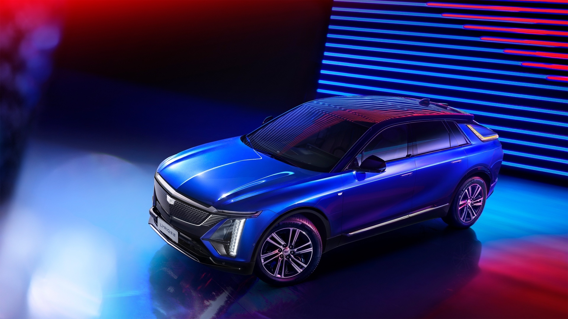 Синий автомобиль Cadillac Lyriq Sport