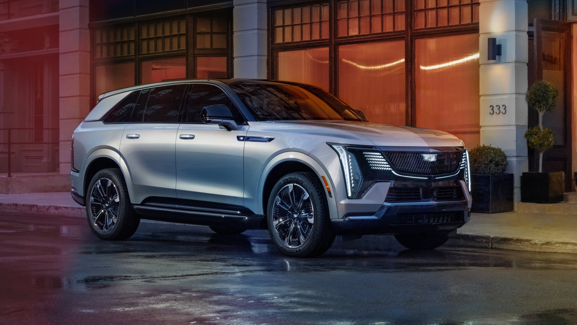 Дорогой серебристый Cadillac Escalade IQ Sport 2025 года
