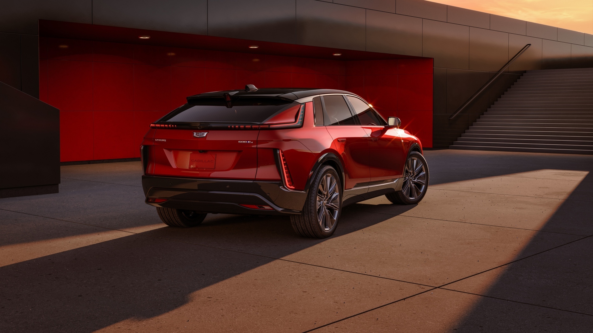 Красный Cadillac Lyriq Sport 2024 года вид сзади