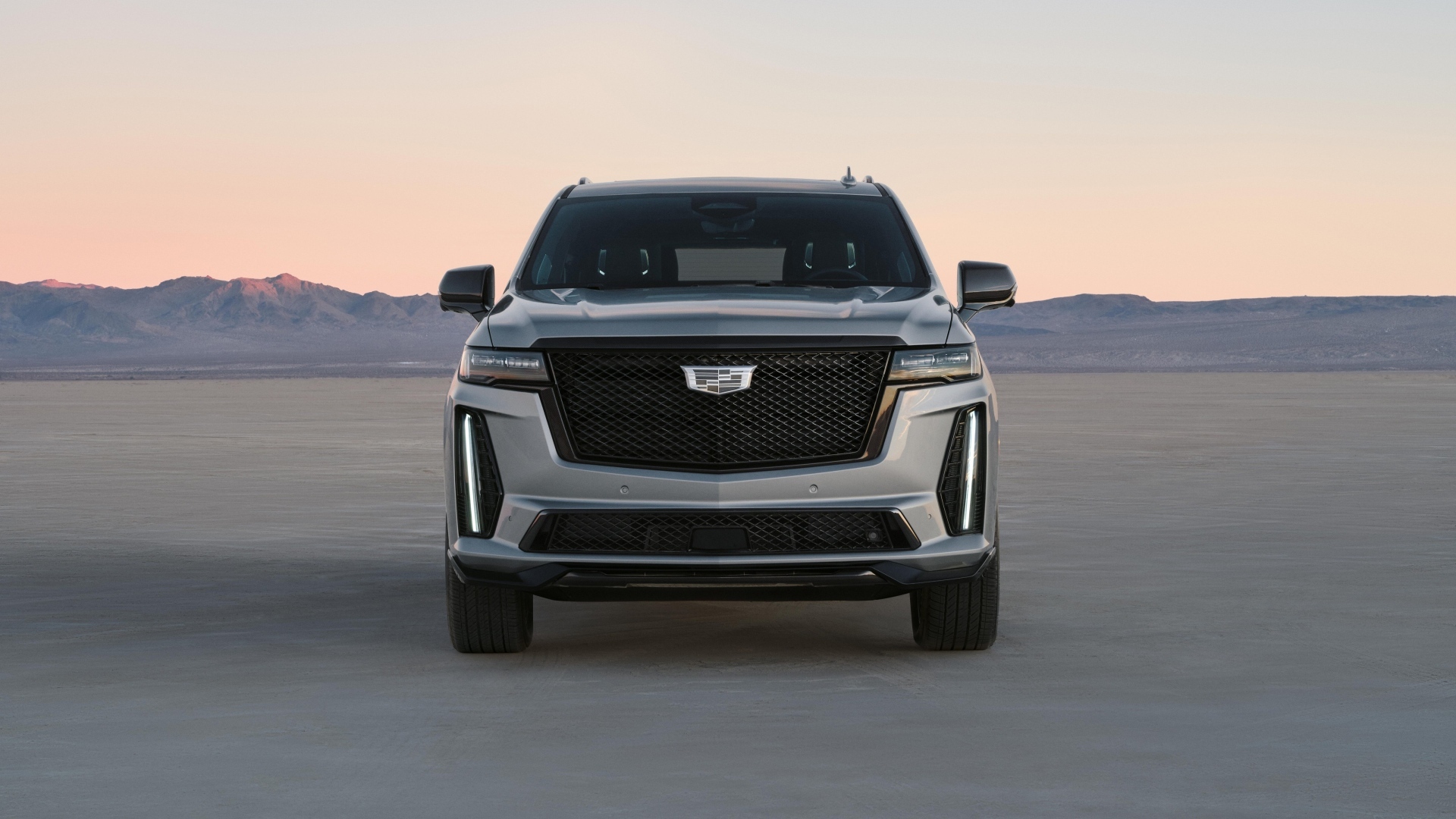 Серебристый внедорожник Cadillac Escalade-V 2023 года вид спереди