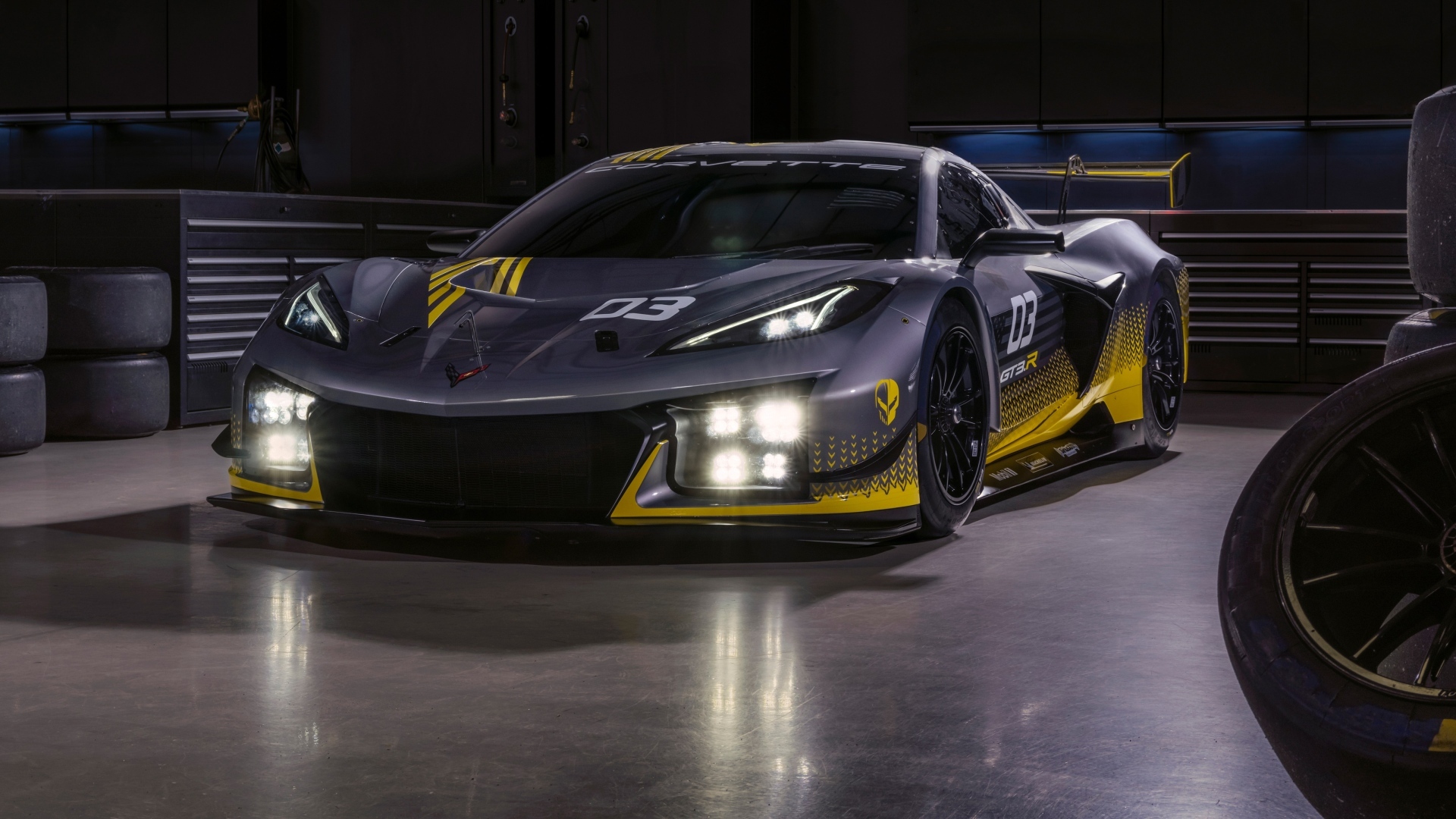 Спорткар Chevrolet Corvette Z06 GT3 R с включенными фарами