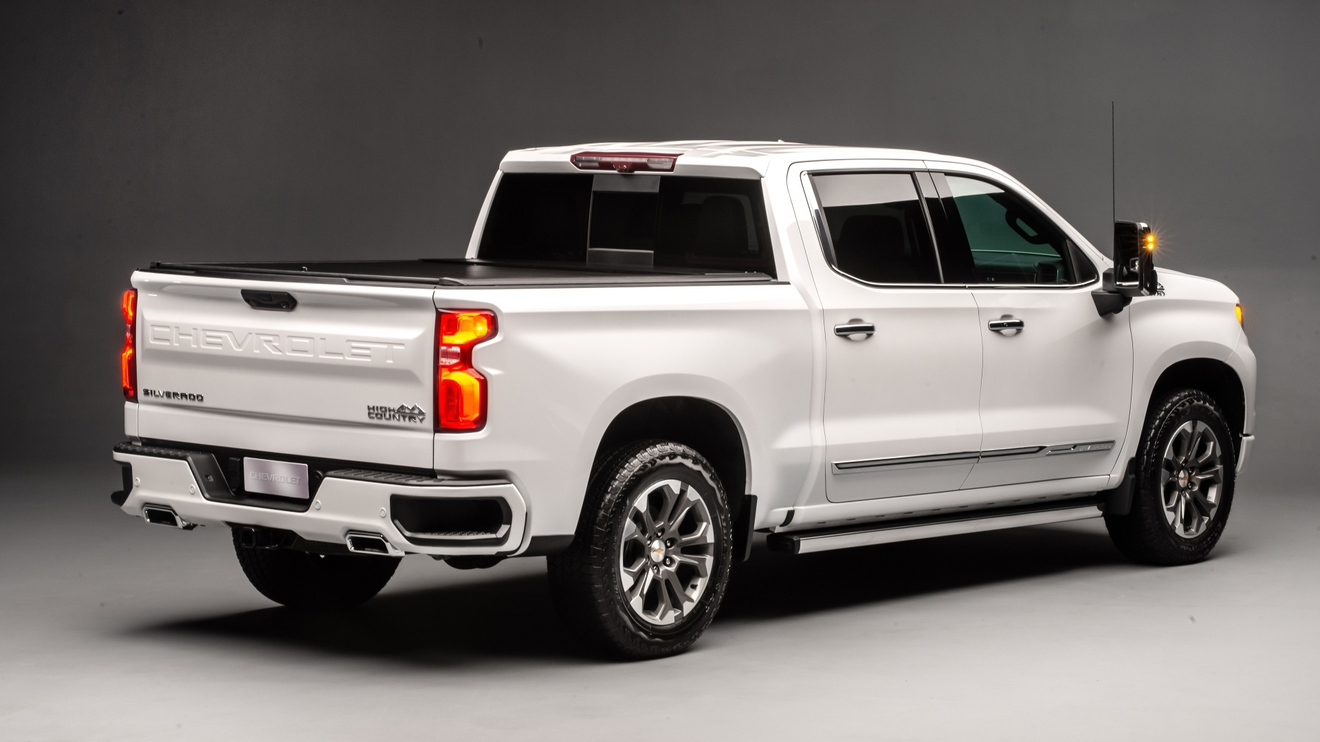 Автомобиль Chevrolet Silverado вид сзади на сером фоне