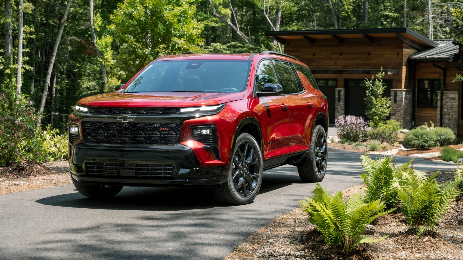 Красный внедорожник Chevrolet Traverse RS 2024 года