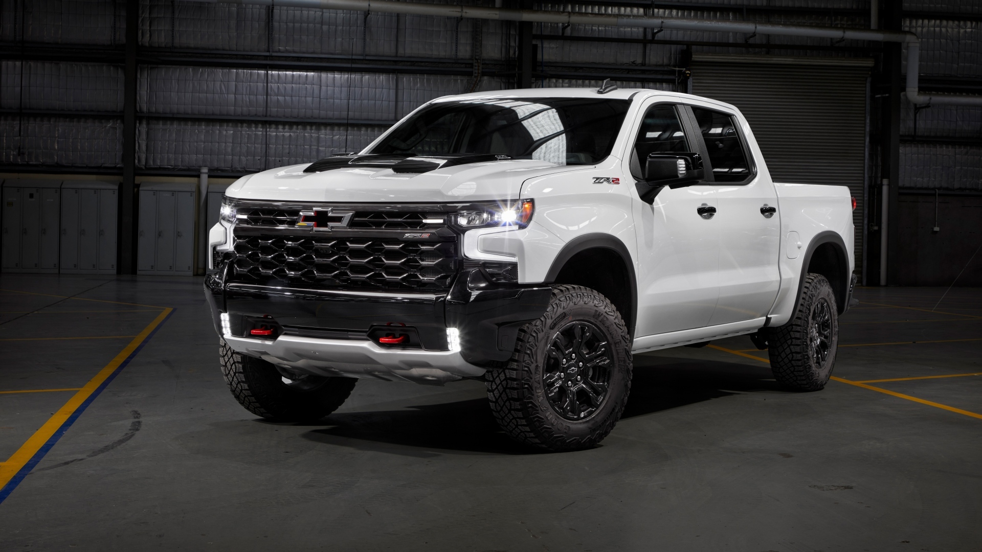 Белый пикап Chevrolet Silverado ZR2 в гараже