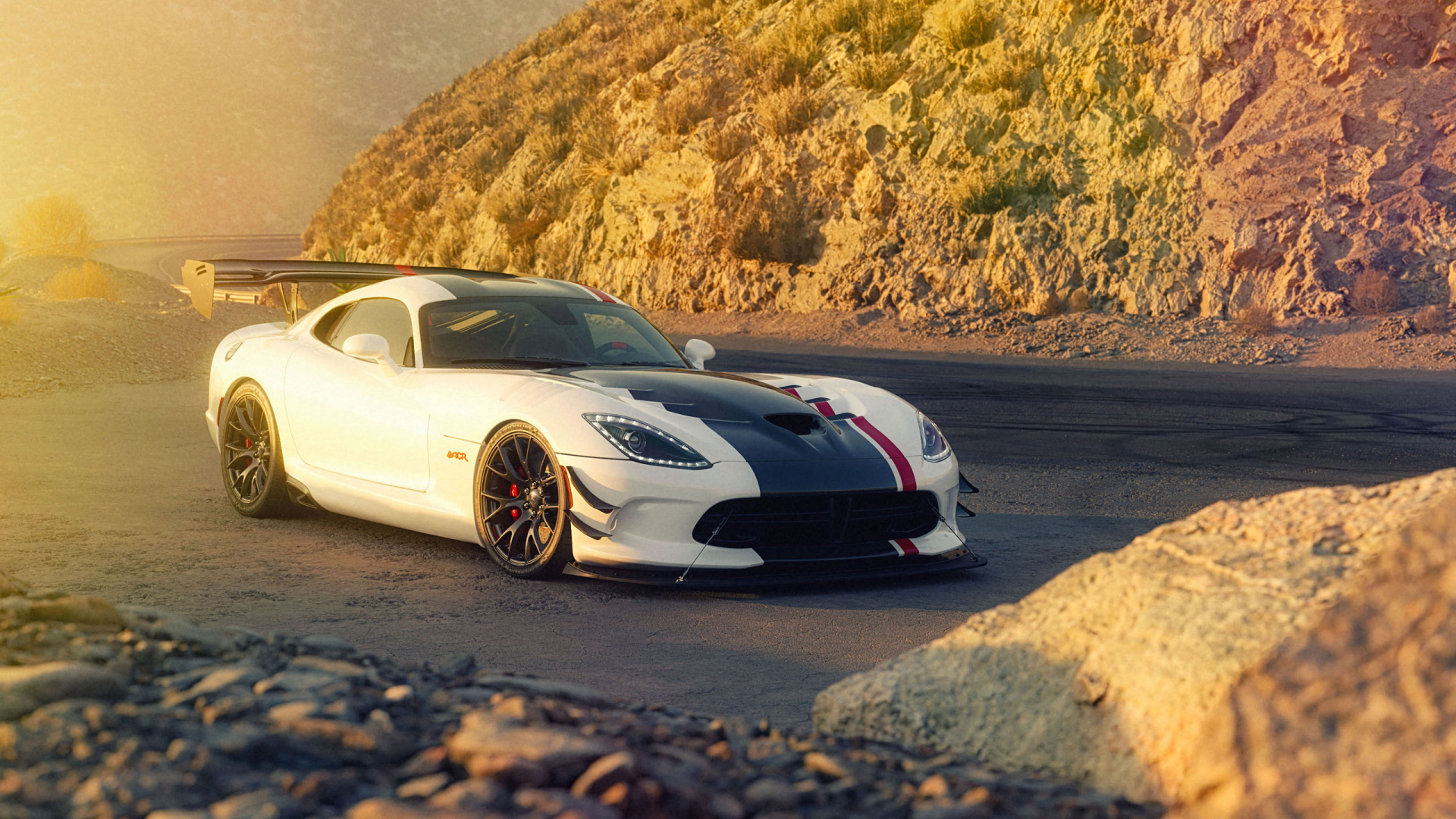 Автомобиль Dodge Viper ACR в горах