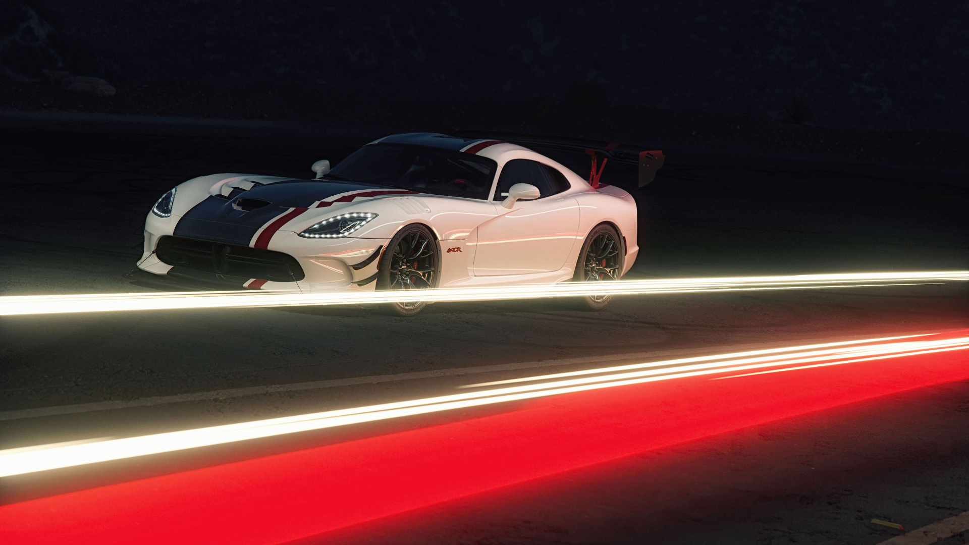 Автомобиль Dodge Viper ACR на гоночной трассе